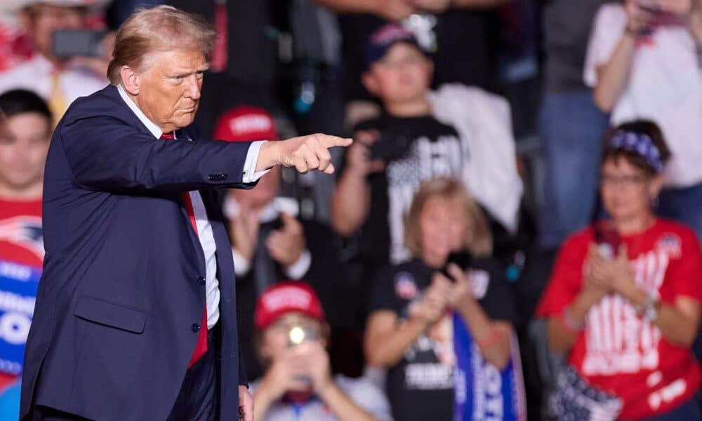 El candidato presidencial republicano, el expresidente Donald Trump, señala a sus seguidores durante un evento de campaña en el Lee's Family Forum en Henderson, Nevada, EE. UU. EFE/ALLISON DINNER