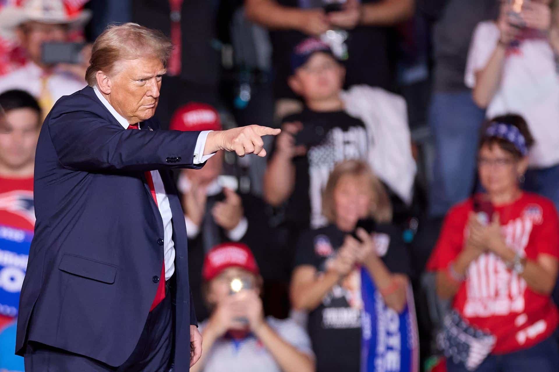 El candidato presidencial republicano, el expresidente Donald Trump, señala a sus seguidores durante un evento de campaña en el Lee's Family Forum en Henderson, Nevada, EE. UU. EFE/ALLISON DINNER