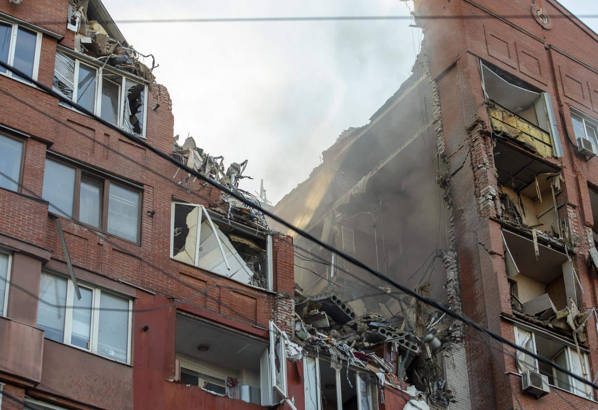 El lugar de un ataque con cohetes a un edificio residencial en la ciudad de Dnipró, Ucrania, el 26 de junio de 2024. EFE/EPA/ARSEN DZODZAIEV