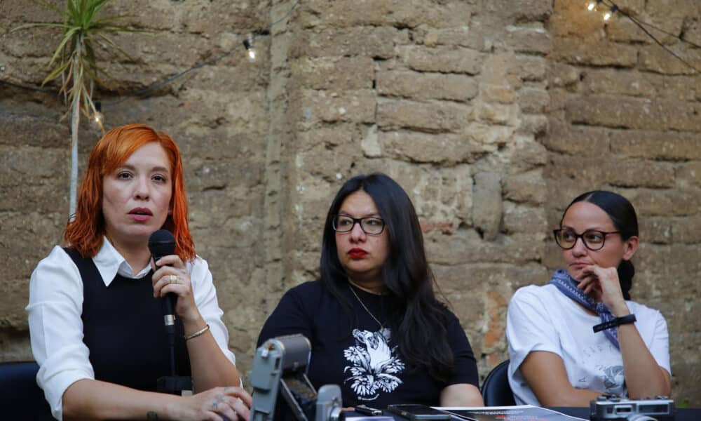 Las integrantes del colectivo ‘Mirada Tapatía’, Fabiola Rosales (i), Mariana Hernández (c) y Claudia López (d) participan en una rueda de prensa para presentar el programa de actividades de la 17 edición del Encuentro Fotográfico México (EFM) este jueves en Guadalajara (México). EFE/ Francisco Guasco