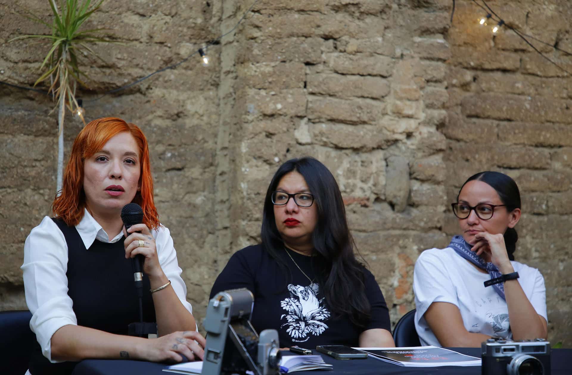 Las integrantes del colectivo ‘Mirada Tapatía’, Fabiola Rosales (i), Mariana Hernández (c) y Claudia López (d) participan en una rueda de prensa para presentar el programa de actividades de la 17 edición del Encuentro Fotográfico México (EFM) este jueves en Guadalajara (México). EFE/ Francisco Guasco