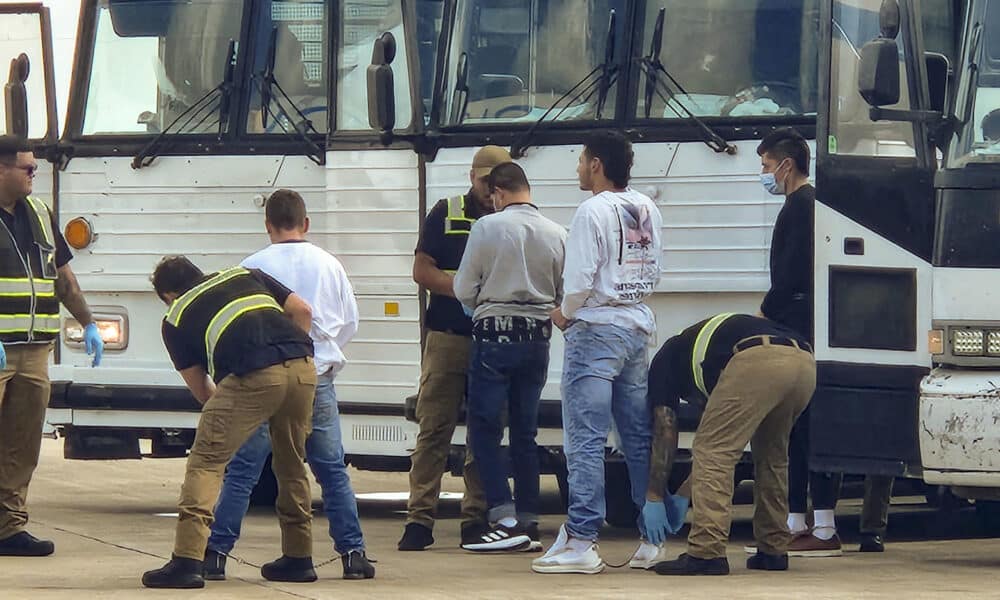 Fotografía de archivo de varios indocumentados mientras los revisan para ser deportados a su país en uno de los 12 vuelos que semanalmente salen del aeropuerto de Harlingen, ubicado en el estado de Texas. EFE/ Laura Becquer