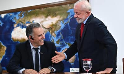 El presidente de Brasil, Luiz Inácio Lula da Silva (d), saluda al presidente electo de Uruguay, Yamandú Orsi, en el Palacio del Planalto este viernes, en Brasilia (Brasil). EFE/Andre Borges