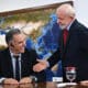 El presidente de Brasil, Luiz Inácio Lula da Silva (d), saluda al presidente electo de Uruguay, Yamandú Orsi, en el Palacio del Planalto este viernes, en Brasilia (Brasil). EFE/Andre Borges