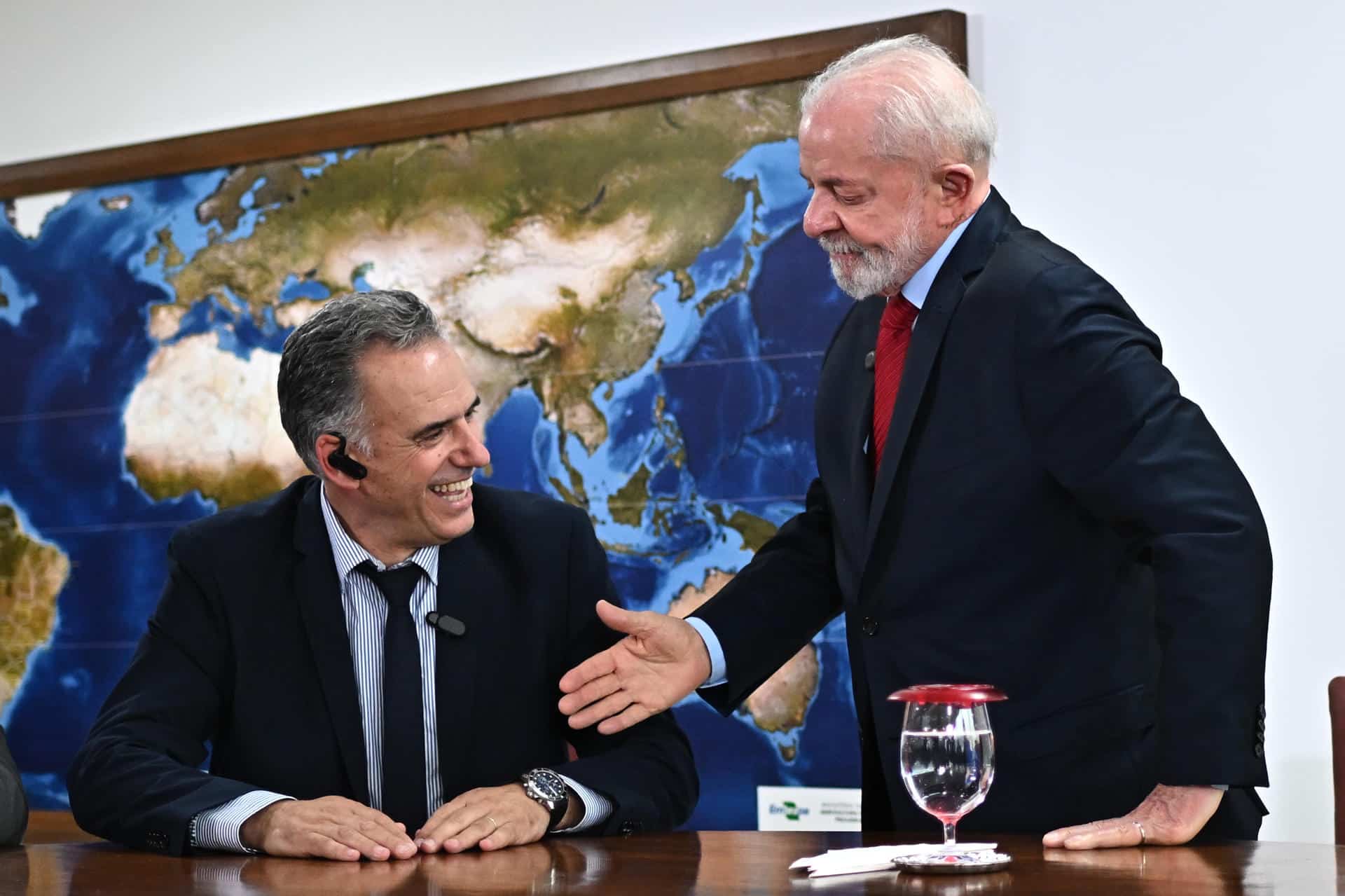 El presidente de Brasil, Luiz Inácio Lula da Silva (d), saluda al presidente electo de Uruguay, Yamandú Orsi, en el Palacio del Planalto este viernes, en Brasilia (Brasil). EFE/Andre Borges