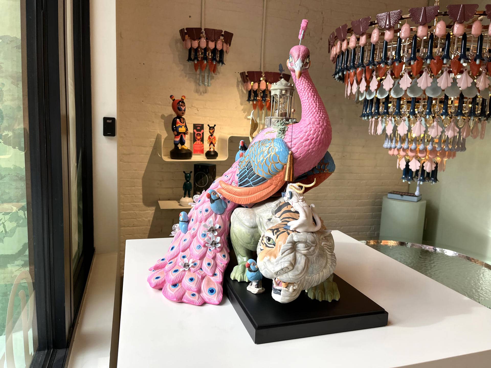 Fotografía de una pieza de la colección 'Ephemeral Treasures' realizada por Dulk , exhibida este jueves, en la tienda de Lladro, en Nueva York (Estados Unidos). EFE/Andrea Gallego