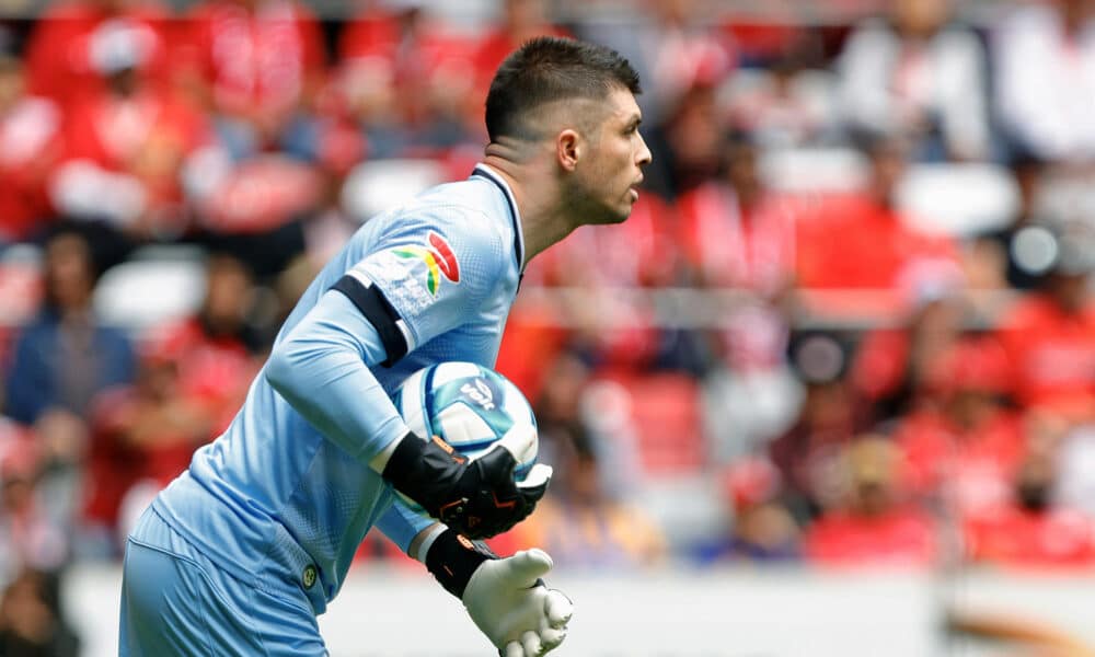 Tiago Volpi del Toluca, controla un balón durante un partido en el estadio Nemesio Diez, en Toluca (México). Archivo. EFE/ Felipe Gutiérrez