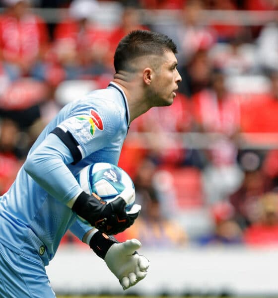 Tiago Volpi del Toluca, controla un balón durante un partido en el estadio Nemesio Diez, en Toluca (México). Archivo. EFE/ Felipe Gutiérrez