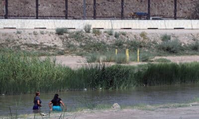 Fotografía de archivo en donde se ven dos mujeres migrantes mientras cruzan el río Bravo (río Grande), frontera natural entre Estados Unidos y México. EFE/Luis Torres