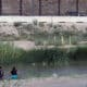 Fotografía de archivo en donde se ven dos mujeres migrantes mientras cruzan el río Bravo (río Grande), frontera natural entre Estados Unidos y México. EFE/Luis Torres