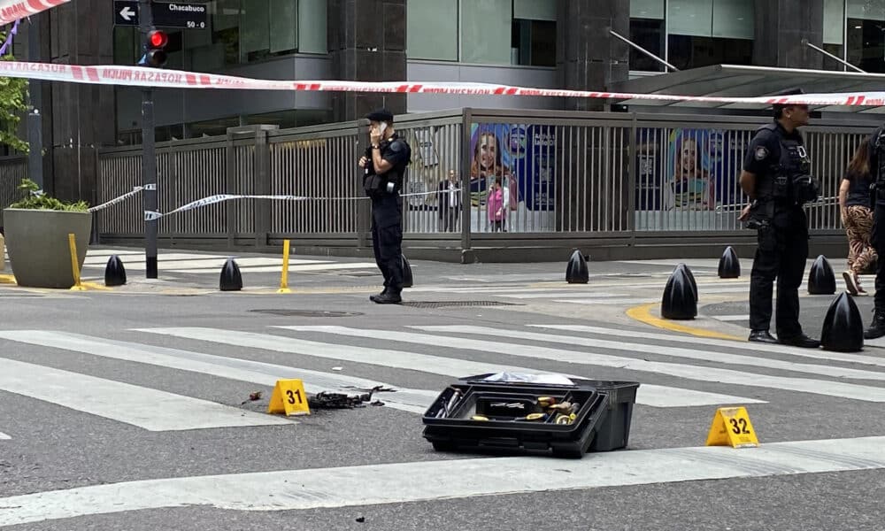 Fotografía de un cordón policial al rededor de un dron caído frente a la Embajada de Israel (al fondo), este jueves en Buenos Aires (Argentina). EFE/ Augusto Morel