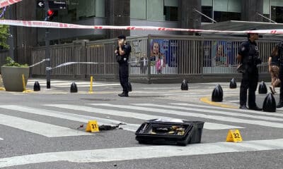 Fotografía de un cordón policial al rededor de un dron caído frente a la Embajada de Israel (al fondo), este jueves en Buenos Aires (Argentina). EFE/ Augusto Morel