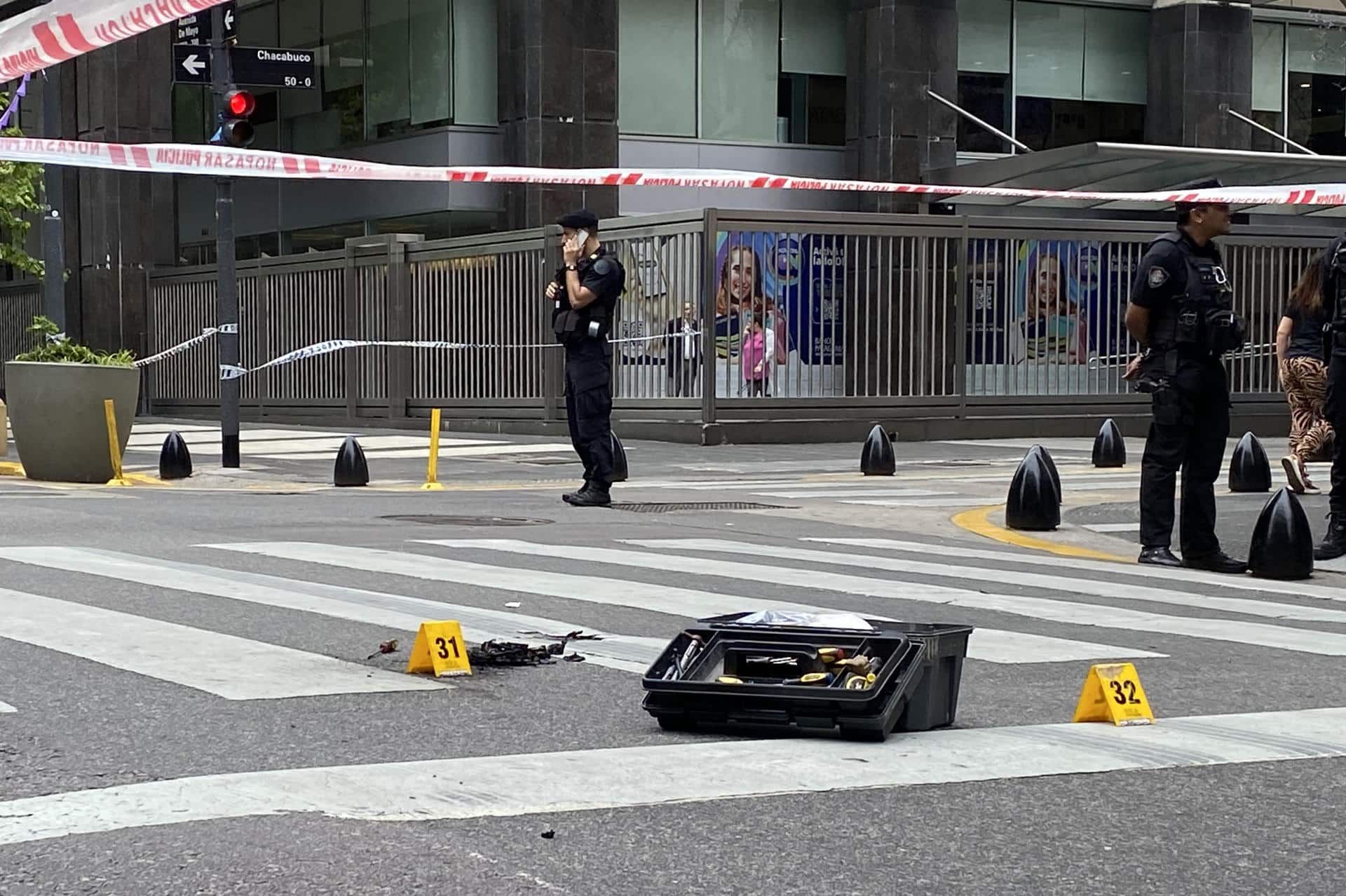 Fotografía de un cordón policial al rededor de un dron caído frente a la Embajada de Israel (al fondo), este jueves en Buenos Aires (Argentina). EFE/ Augusto Morel