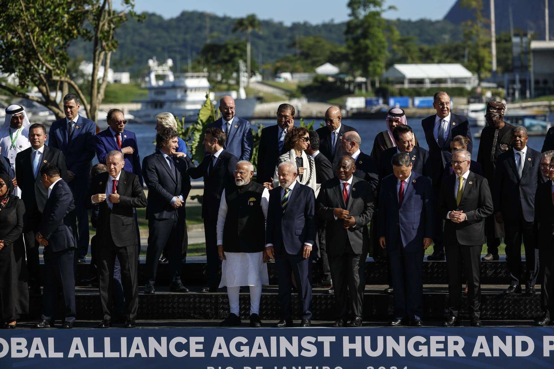 Jefes de Estado participan en la foto oficial después de la apertura de la Cumbre del G20 que comenzó este lunes en Río de Janeiro (Brasil). EFE/ Antonio Lacerda