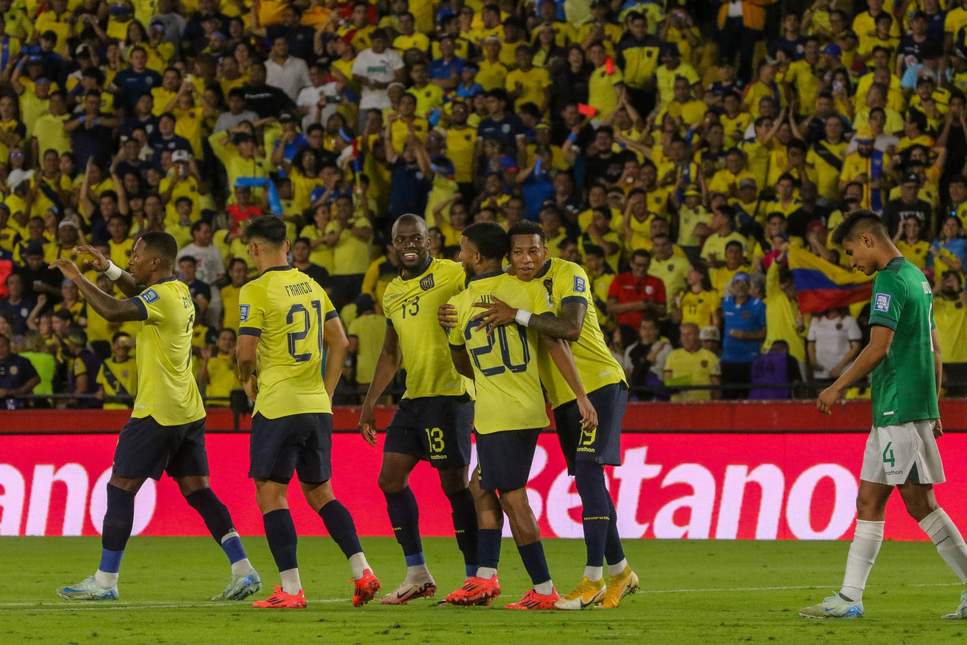 Los jugadores de Ecuador celebran un gol ante Bolivia durante un partido de las eliminatorias sudamericanas al Mundial de Fútbol 2026. EFE/ Jonathan Miranda