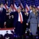 El candidato presidencial estadounidense por el partido republicano Donald Trump (c) junto con su mujer Melania Trump (d) y su hijo Barron Trump (i) se proclama vencedor de las elecciones ante sus seguidores en el centro de Convenciones de Palm Beach en Florida, Estados Unidos. EFE/ Cristobal Herrera-Ulashkevich