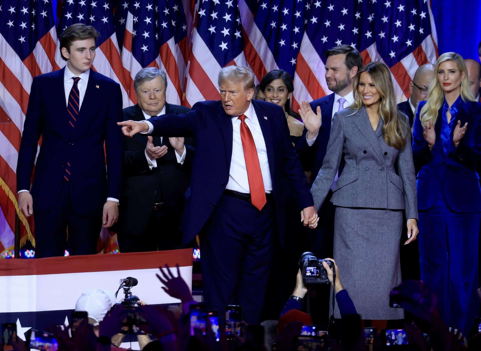 El candidato presidencial estadounidense por el partido republicano Donald Trump (c) junto con su mujer Melania Trump (d) y su hijo Barron Trump (i) se proclama vencedor de las elecciones ante sus seguidores en el centro de Convenciones de Palm Beach en Florida, Estados Unidos. EFE/ Cristobal Herrera-Ulashkevich