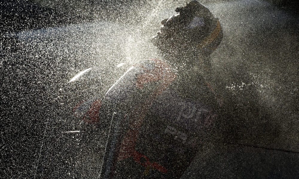 El español Jorge Martín celebra tras su conquista del Campeonato del Mundo al quedar tercero en el Gran Premio Barcelona Solidaridad de MotoGP celebrado en el circuito de Montmeló, este domingo. EFE/ Alberto Estévez