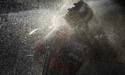 El español Jorge Martín celebra tras su conquista del Campeonato del Mundo al quedar tercero en el Gran Premio Barcelona Solidaridad de MotoGP celebrado en el circuito de Montmeló, este domingo. EFE/ Alberto Estévez