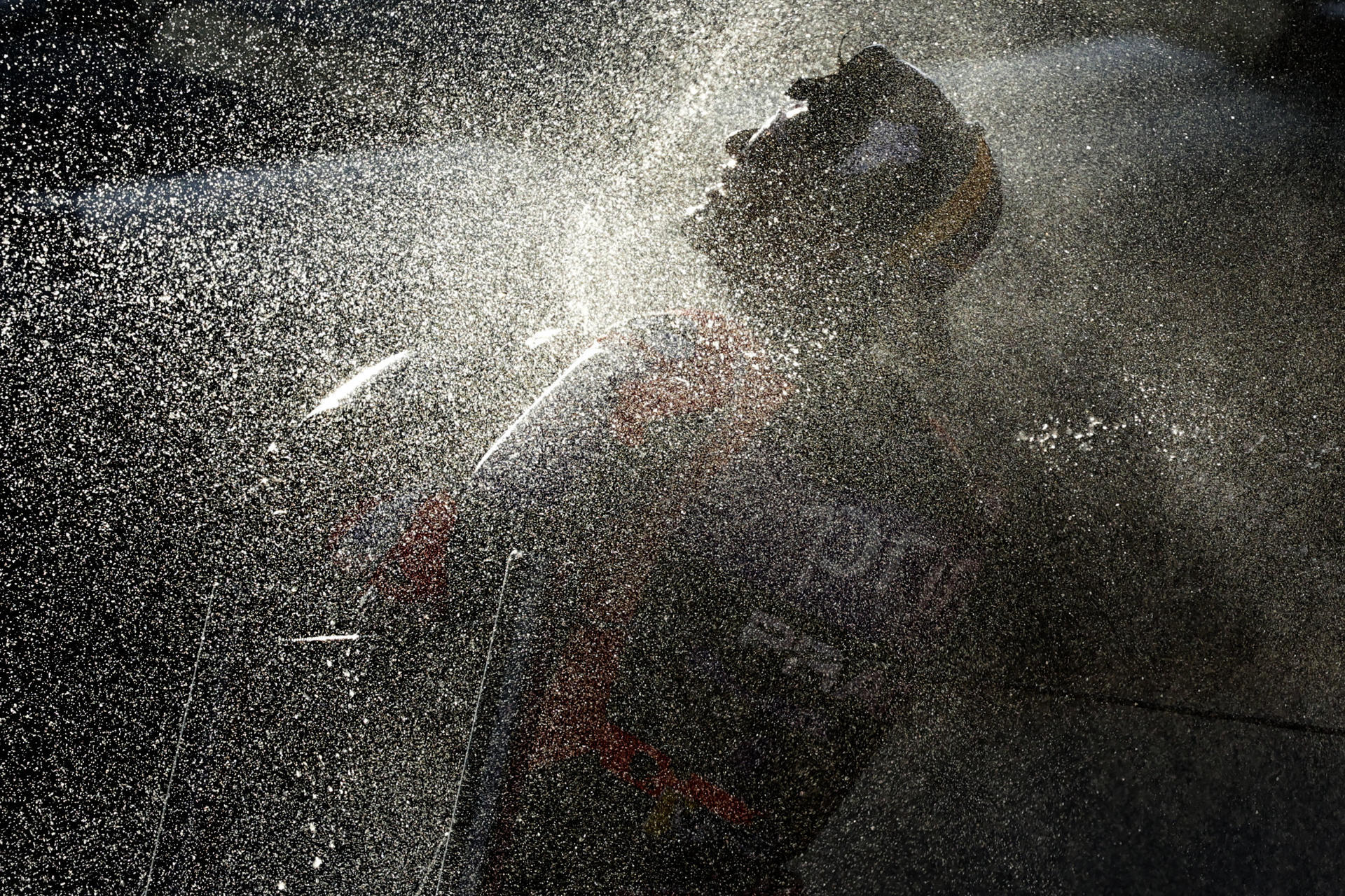 El español Jorge Martín celebra tras su conquista del Campeonato del Mundo al quedar tercero en el Gran Premio Barcelona Solidaridad de MotoGP celebrado en el circuito de Montmeló, este domingo. EFE/ Alberto Estévez