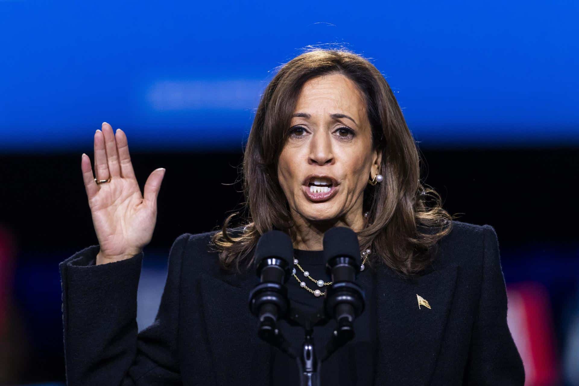 La candidata demócrata a la Casa Blanca, la vicepresidenta Kamala Harris, en un mitin este lunes en Allentown, Pensilvania, EE.UU. EFE/EPA/JIM LO SCALZO