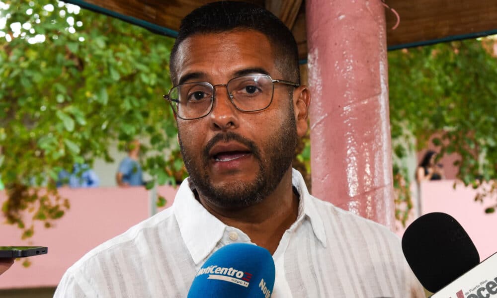 El presidente del Partido Popular Democrático (PPD) y candidato a la gobernación, Jesús Manuel Ortiz, habla con los medios de comunicación en un centro de votación en la Escuela Aurora Waldorf, este martes en San Juan (Puerto Rico). EFE/ Enid M. Salgado