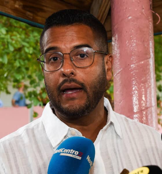 El presidente del Partido Popular Democrático (PPD) y candidato a la gobernación, Jesús Manuel Ortiz, habla con los medios de comunicación en un centro de votación en la Escuela Aurora Waldorf, este martes en San Juan (Puerto Rico). EFE/ Enid M. Salgado