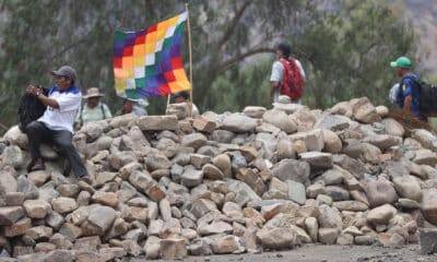 Fotografía de archivo que muestra una vía bloqueada por simpatizantes del expresidente de Bolivia, Evo Morales (2006-2019), en Parotani (Bolivia). EFE/ Luis Gandarillas