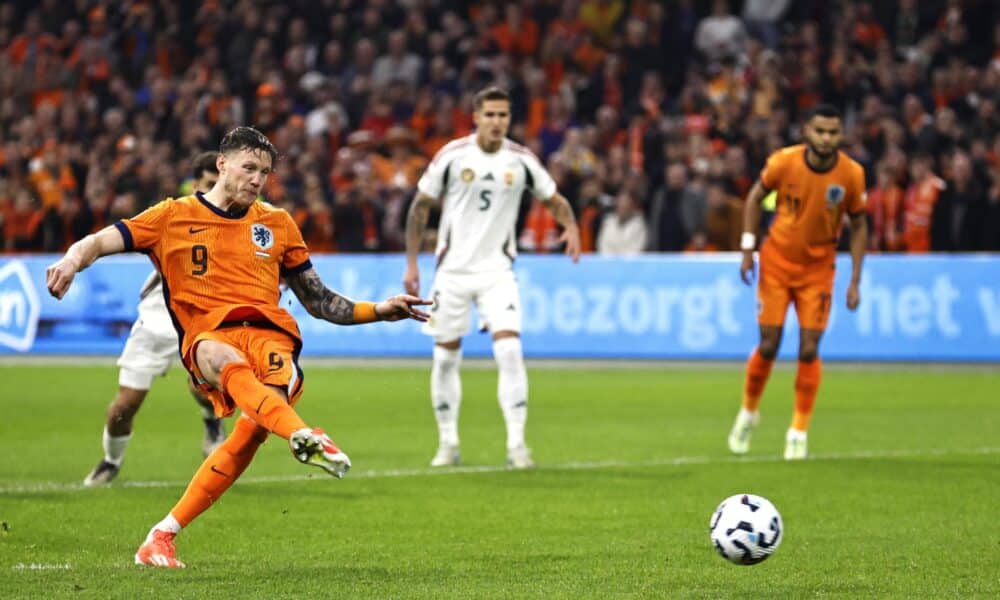 El delantero neerlandés Wout Weghorst logra 1-0 durante el partido de la UEFA Nations League que han jugado Países Bajos y Hungría en el estadio Johan Cruyff ArenA en Amsterdam, Países Bajos. EFE/EPA/MAURICE VAN STEEN