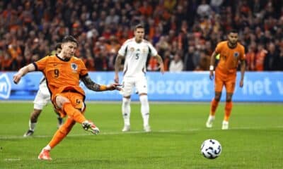 El delantero neerlandés Wout Weghorst logra 1-0 durante el partido de la UEFA Nations League que han jugado Países Bajos y Hungría en el estadio Johan Cruyff ArenA en Amsterdam, Países Bajos. EFE/EPA/MAURICE VAN STEEN