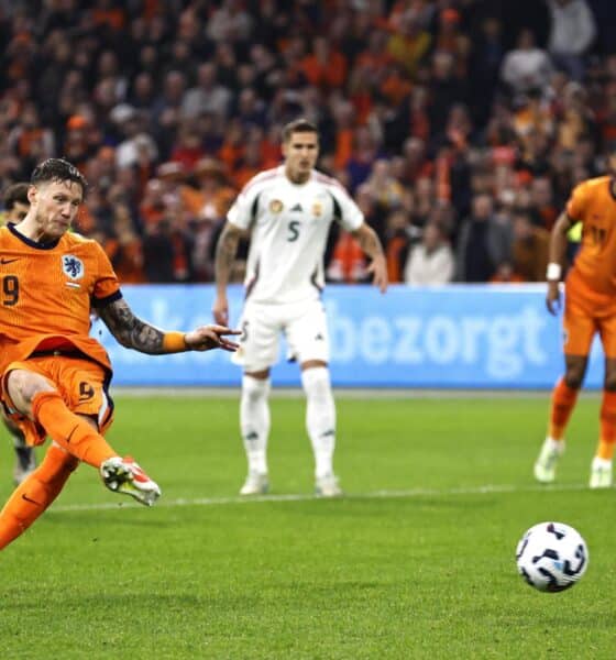 El delantero neerlandés Wout Weghorst logra 1-0 durante el partido de la UEFA Nations League que han jugado Países Bajos y Hungría en el estadio Johan Cruyff ArenA en Amsterdam, Países Bajos. EFE/EPA/MAURICE VAN STEEN