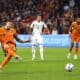 El delantero neerlandés Wout Weghorst logra 1-0 durante el partido de la UEFA Nations League que han jugado Países Bajos y Hungría en el estadio Johan Cruyff ArenA en Amsterdam, Países Bajos. EFE/EPA/MAURICE VAN STEEN