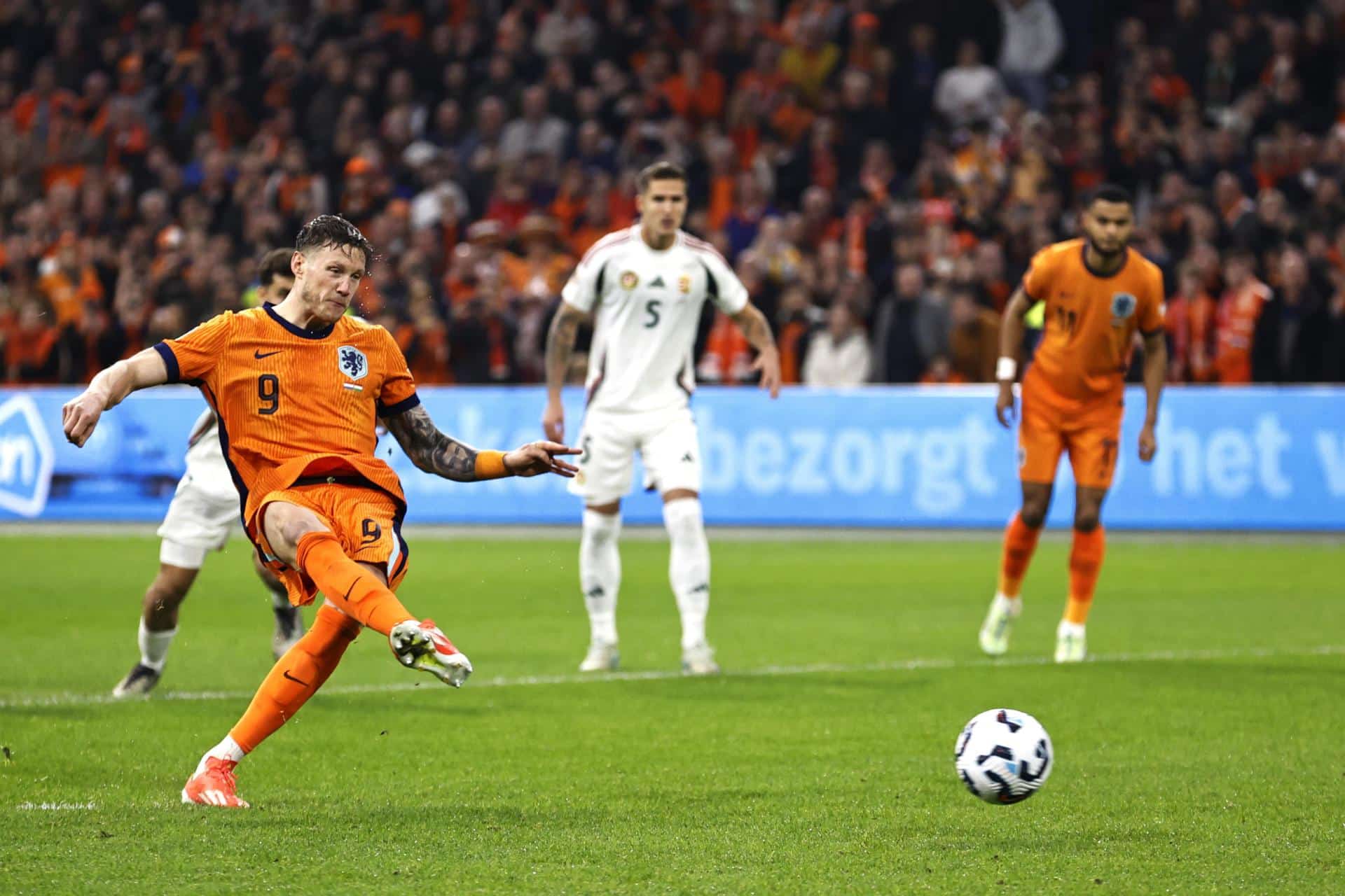 El delantero neerlandés Wout Weghorst logra 1-0 durante el partido de la UEFA Nations League que han jugado Países Bajos y Hungría en el estadio Johan Cruyff ArenA en Amsterdam, Países Bajos. EFE/EPA/MAURICE VAN STEEN