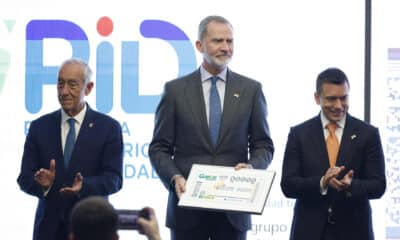 El rey Felipe VI (c) y el presidente de Ecuador, Daniel Noboa (d), participan este jueves, en Cuenca (Ecuador) en el acto de lanzamiento de la Tarjeta Iberoamericana de Discapacidad (TID). EFE/ Mariscal