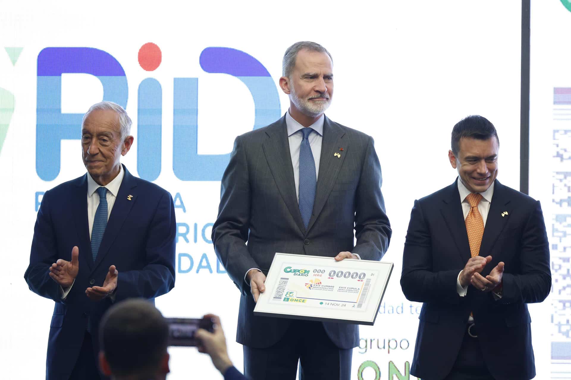 El rey Felipe VI (c) y el presidente de Ecuador, Daniel Noboa (d), participan este jueves, en Cuenca (Ecuador) en el acto de lanzamiento de la Tarjeta Iberoamericana de Discapacidad (TID). EFE/ Mariscal