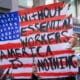 Fotografía de archivo de personas que marchan durante la conmemoración del Día Internacional del Trabajador el 1 de mayo de 2023, en Nueva York (EE.UU.). EFE/Ángel Colmenares