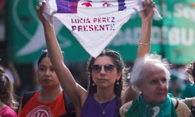 Varias mujeres marchan este 25 de noviembre de 2024, cuando se celebra el Día Internacional de la Eliminación de la Violencia contra la Mujer, en Buenos Aires (Argentina). EFE/ Juan Ignacio Roncoroni