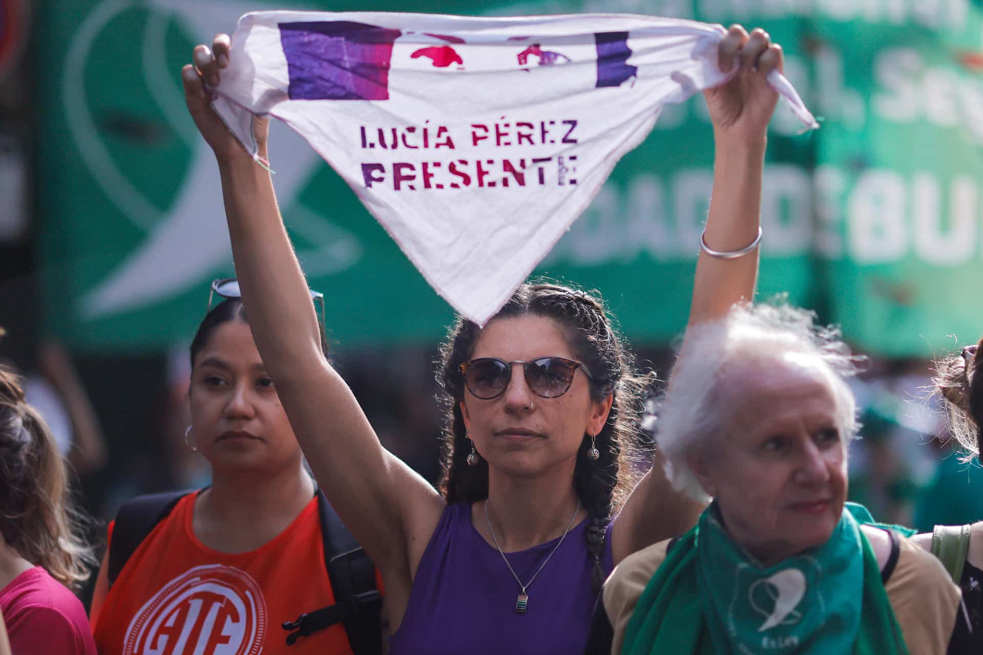 Varias mujeres marchan este 25 de noviembre de 2024, cuando se celebra el Día Internacional de la Eliminación de la Violencia contra la Mujer, en Buenos Aires (Argentina). EFE/ Juan Ignacio Roncoroni