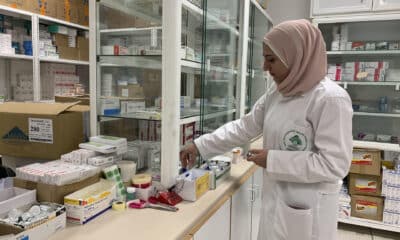 La farmacéutica Amal Saleh, que se quedó durante dos meses de ofensiva israelí trabajando en el Hospital Gubernamental Nabih Berri de Nabatiye, en el sur del Líbano, en la farmacia del centro el 28 de noviembre de 2024. . EFE/Noemí Jabois