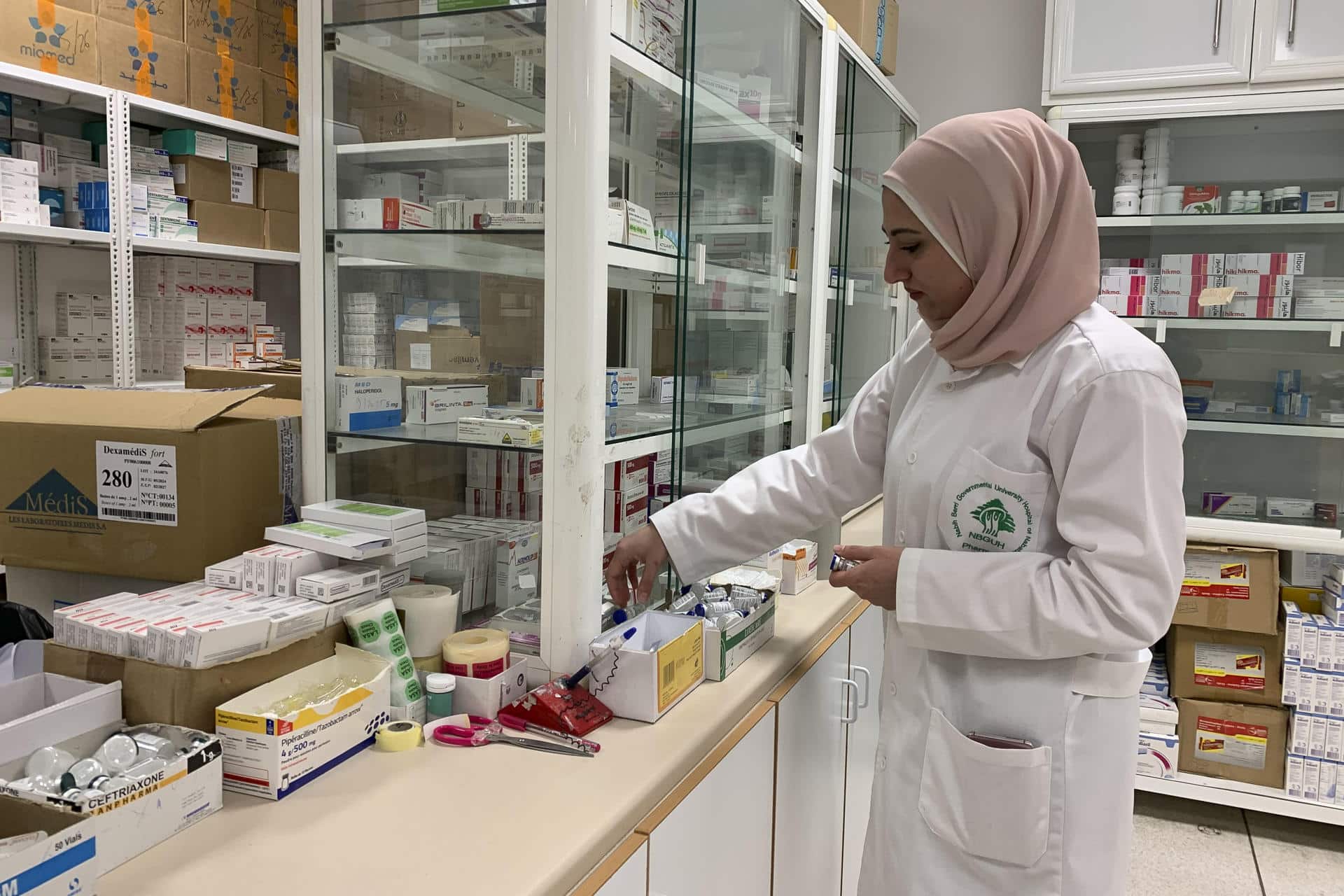 La farmacéutica Amal Saleh, que se quedó durante dos meses de ofensiva israelí trabajando en el Hospital Gubernamental Nabih Berri de Nabatiye, en el sur del Líbano, en la farmacia del centro el 28 de noviembre de 2024. . EFE/Noemí Jabois