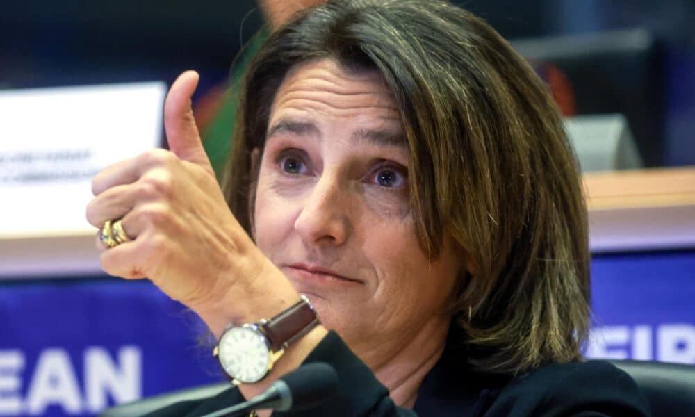 La Vicepresidenta Ejecutiva designada de la Comisión Europea para la Transición Limpia, Justa y Competitiva, Teresa Ribera, gesticula mientras asiste a su audiencia de confirmación ante los comités del Parlamento Europeo en Bruselas, Bélgica, el 12 de noviembre de 2024. (Bélgica, Bruselas) EFE/EPA/OLIVIER HOSLET