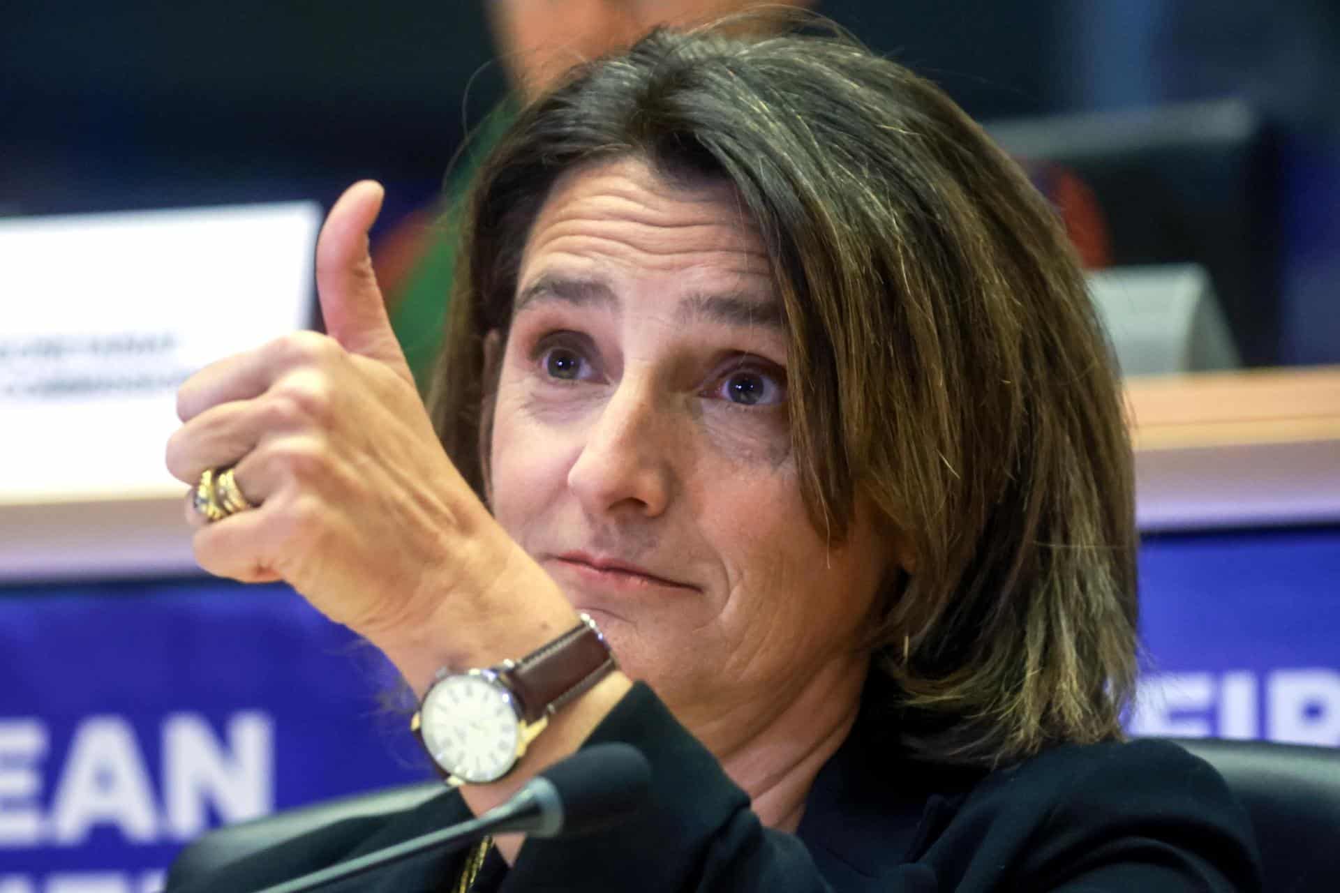 La Vicepresidenta Ejecutiva designada de la Comisión Europea para la Transición Limpia, Justa y Competitiva, Teresa Ribera, gesticula mientras asiste a su audiencia de confirmación ante los comités del Parlamento Europeo en Bruselas, Bélgica, el 12 de noviembre de 2024. (Bélgica, Bruselas) EFE/EPA/OLIVIER HOSLET