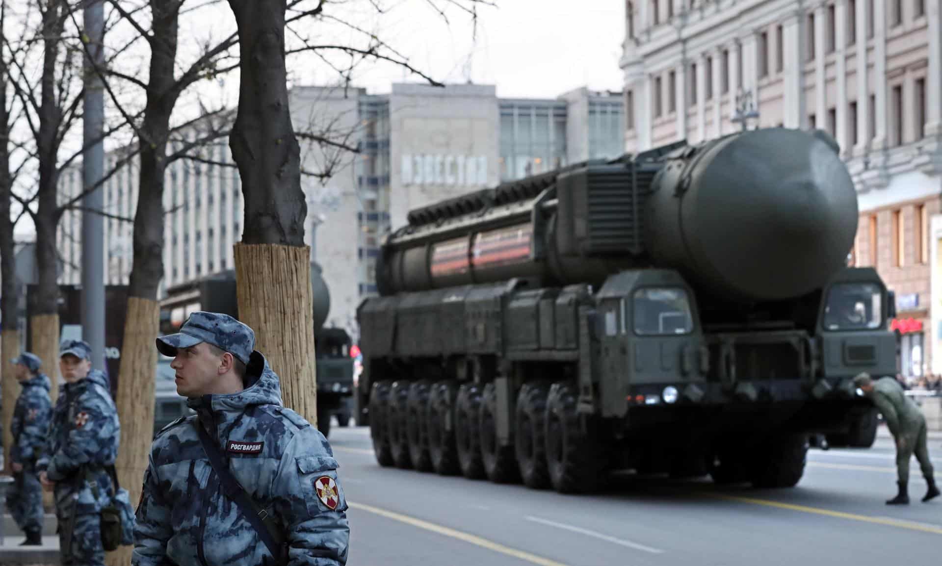 Foto archivo.- Soldados rusos montan guardia frente a un misil balístico RS Yars 24 ruso sobre un lanzador móvil, EFE/ Yuri Kochetkov