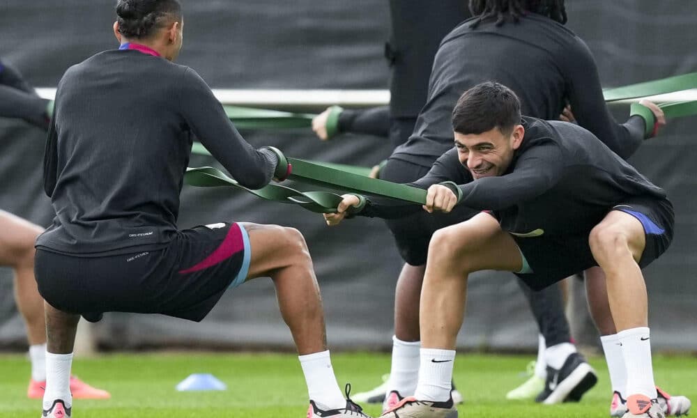 Los futbolistas del FC Barcelona Raphinha (i) y Pedri participan en un entrenamiento del equipo en la Ciudad Deportiva Joan Gamper, en Sant Joan Despí (Barcelona). EFE/ Enric Fontcuberta