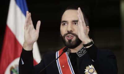 El presidente de El Salvador, Nayib Bukele, habla tras ser condecorado este lunes en San José (Costa Rica). EFE/ Jeffrey Arguedas