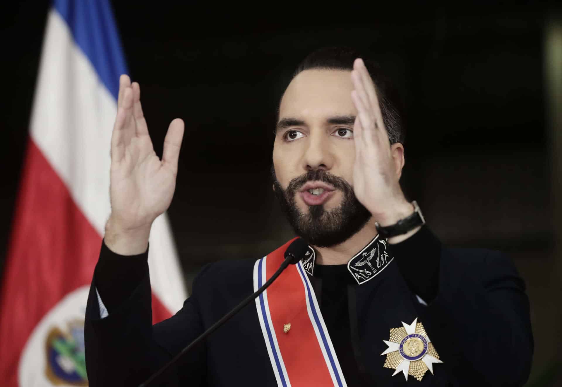 El presidente de El Salvador, Nayib Bukele, habla tras ser condecorado este lunes en San José (Costa Rica). EFE/ Jeffrey Arguedas