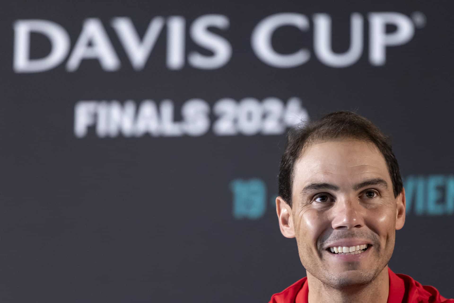 Rafa Nadal muestra su ambición de jugar en la rueda de prensa previa a las finales de Copa Davis, donde dijo que no ha viajado a Málaga con la selección española para retirarse, sino para intentar ayudar al equipo a ganar la Ensaladera, aunque todavía no esté confirmada su participación, algo que mañana decidirá el capitán, David Ferrer. EFE/Daniel Pérez