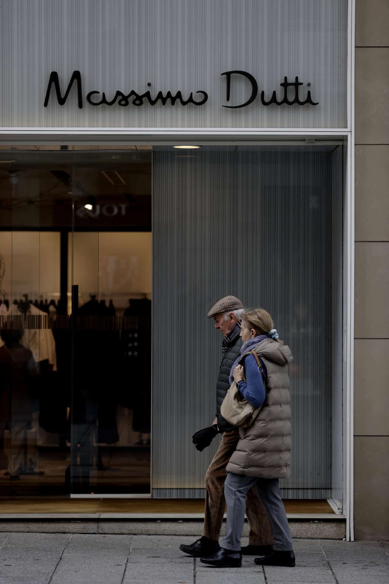 Fotografía de una tienda de Massimo Dutti. EFE/Cabalar