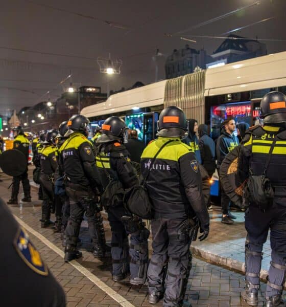 La policía neerlandesa establece un cordón de seguridad alrededor de un autobús tras el partido de la Liga Europa entre Ajax y Maccabi Tel Aviv, en Ámsterdam, que provocó disturbios entre aficionados israelíes y manifestantes contra la guerra de Gaza. EFE/EPA/VLN Noticias