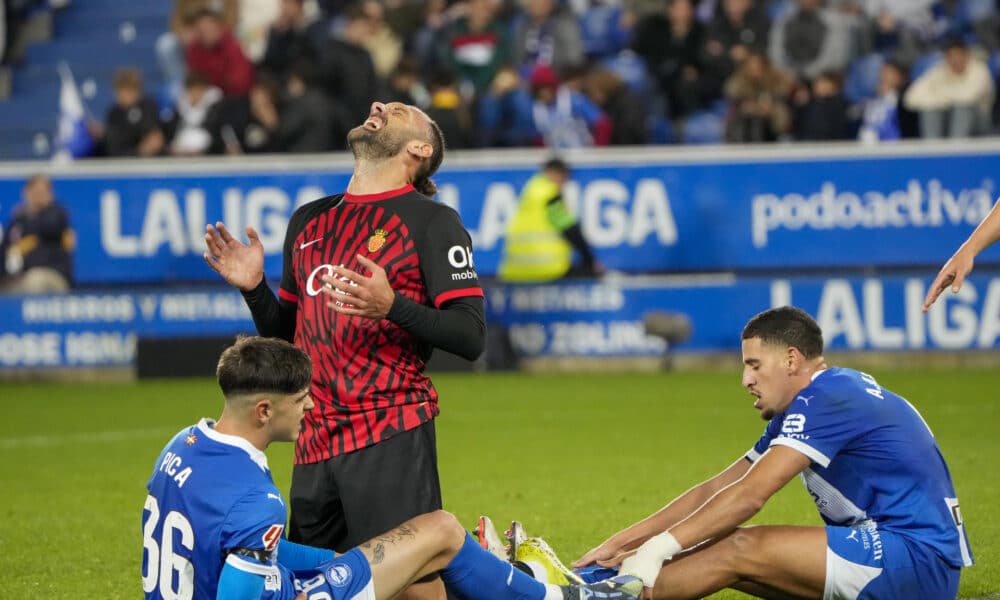 El delantero kosovar del Mallorca, Muriqi, durante el encuentro correspondiente a la jornada 12 de LaLiga EA Sports que han disputado Deportivo Alavés y RCD Mallorca en el estadio de Mendizorroza, en Vitoria. EFE/ Adrián Ruiz-Hierro.